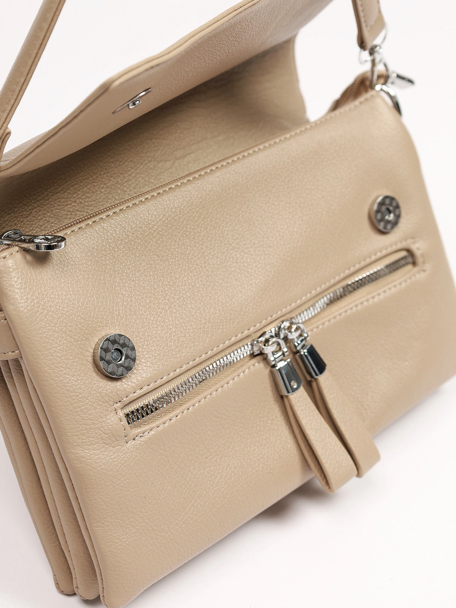 Сумка-кроссбоди со съемной ручкой и декоративными пуллерами в ассортименте